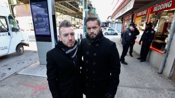 Los esposos Jeremy Valarezo y Joseph Sokolowski fueron victimas de insultos antigay en el tattoo parlor de la Avenida Roosevelt, en noviembre