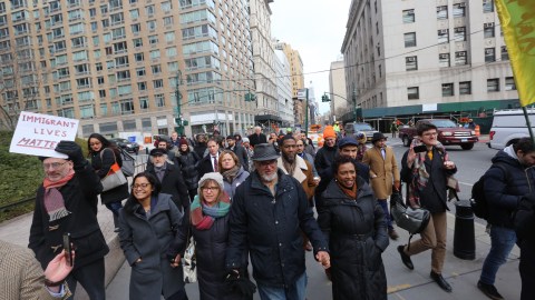 Ravi Ragbir acompañado de líderes politicos y activistas en su cita ante las autoridades de Inigración en Federal Plaza