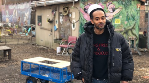 José Cruz, residente de Mott Haven, El Bronx, se prepara para sacar provecho económico de la posible legalización del cannabis en Nueva York.