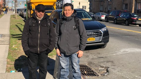 José Ortiz y Segundo Quishpi, dos jornaleros ecuatorianos esperan ganar unos dólares extra recogiendo nieve durante la tormenta anunciada para este fin de semana.