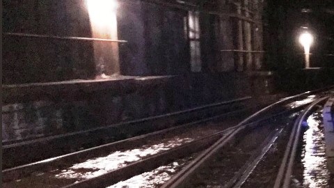Vías del tren llenas de agua en 14 west St