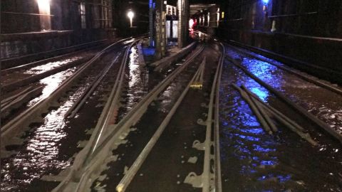 Vías del tren llenas de agua en 14 west St