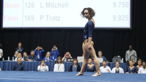 Katelyn Ohashi, de 21 años, tuvo una rutina perfecta durante competencia el sábado pasado.