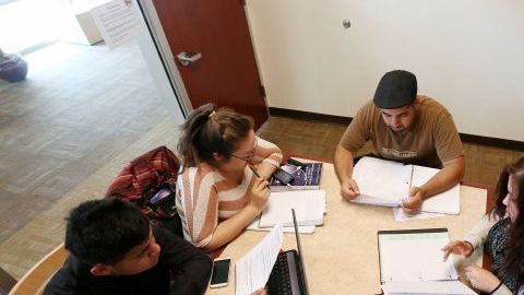 "Si el sistema escolar no representa las características de los alumnos hispanos ni atiende sus necesidades no van a llegar a ocupar trabajos con buenos sueldos" Lewin.