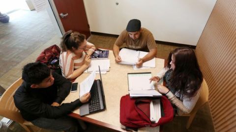 "Si el sistema escolar no representa las características de los alumnos hispanos ni atiende sus necesidades no van a llegar a ocupar trabajos con buenos sueldos" Lewin.