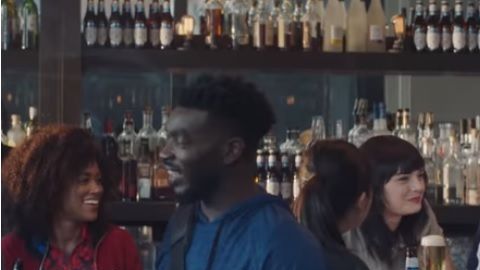 Maluma aparece unos segundos en un comercial de la cerveza belga Michelob Ultra