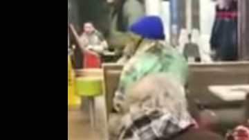 El mapache sobre la mesa.