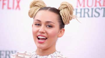 La cantante Miley Cyrus fue besada a la fuerza.