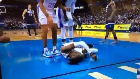 Nerlens Noel sufrió un fuerte golpe en la cabeza contra el piso, al intentar un bloqueo