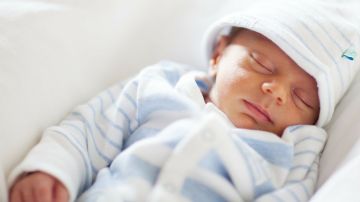 La AAP recomienda una rutina consistente en la que el bebé aprenda a reconocer cuándo es hora de dormir.