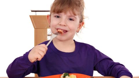 niños-comiendo-pescado