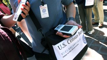 04/06/09 - Los Angeles, Ca. - Wth the participation of around 500 of its employess, the Census bureau launches its field operations for the 2010 census count. Census workers are provided with GPS devices (photo Ciro Cesar/La Opinion).