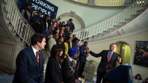 El alcalde Bill de Blasio propuso dos semanas de tiempo personal remunerado para los trabajadores de la ciudad que no tienen días libres.