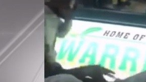 Tras ser empujado, un joven derribó un letrero