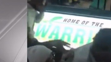 Tras ser empujado, un joven derribó un letrero