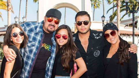 Pepe Aguilar con su familia.