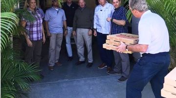Bush entregando las pizzas