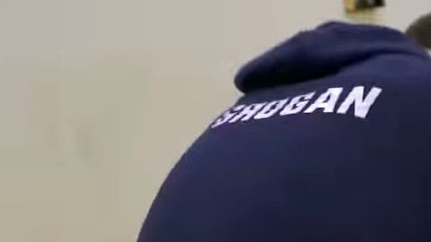 Un luchador se deja vencer porque su rival está lesionado.