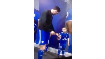 Un niño le llamó la atención a Sean Morrison por arrojar al suelo una botella con agua