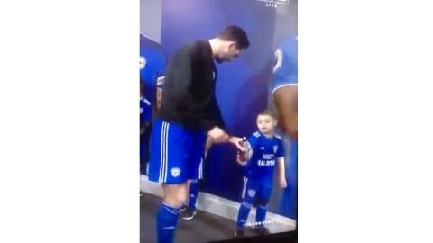 Un niño le llamó la atención a Sean Morrison por arrojar al suelo una botella con agua