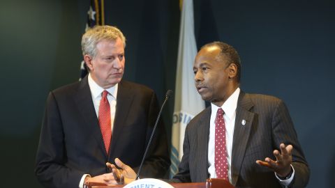 El secretarioa del HUD, Ben Carson, anuncia el acuerdo sobre NYCHA junto al alcalde Bill de Blasio.