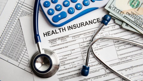 Empleadores y empleados comparten los costos de los seguros./Shutterstock