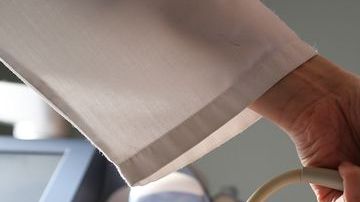 La paciente se molestó por la falta de ética de su ginecólogo.