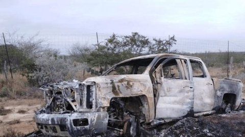 Los cuerpos fueron hallados en una camioneta.