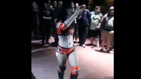 La luchadora Priscilla Kelly y su escatológica acción.