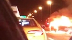 El acusado huyendo del automóvil en llamas en 2017