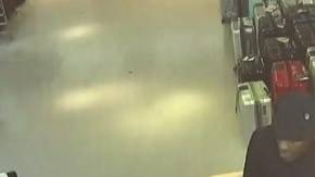 El agresor captado por cámaras de seguridad