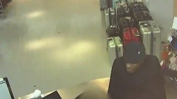 El agresor captado por cámaras de seguridad