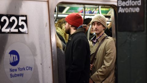 El cierre del tren L afectaría al menos 225,000 usuarios diarios.