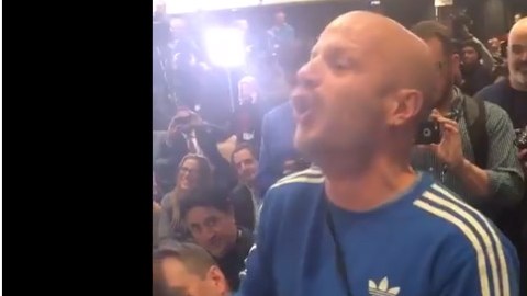 El tipo le dio las gracias a Tom al terminar su canción.