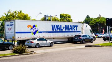 El año pasado Walmart contrató a 1,400 camioneros y en 2019 seguirá haciéndolo./Shutterstock