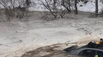 Madre e hija se salvan de hundirse en el hielo.