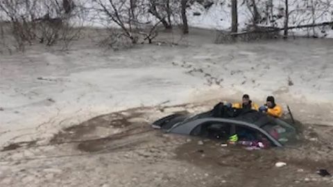 Madre e hija se salvan de hundirse en el hielo.