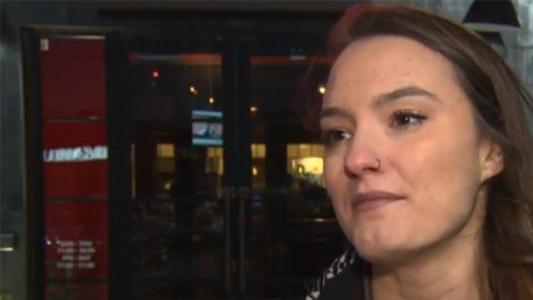 Sonya MacMillan le pagó la compra a un anciano de 84.