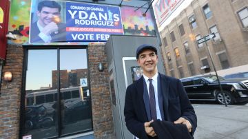 Candidato para Defensoria del Pueblo y concejal Ydanis Rodriguez en su vecindario.