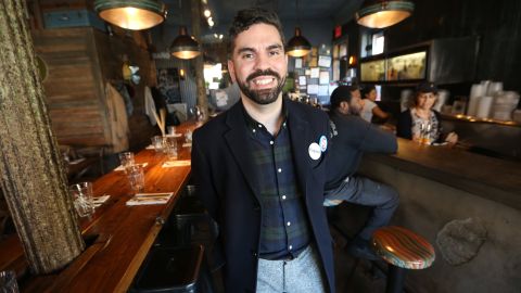 Concejal y Candidato para la Defensoria del Pueblo Rafael Espinal almuerza en el restaurant dominicano Puerto Viejo en Brooklyn.