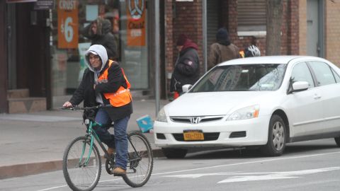 Ciclistas se quejan de que la policia no toma seriamente los accidentes que tienen con automoviles y camiones.