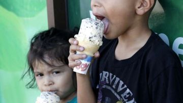 Los más pequeñitos buscan refrescarse con helados. / fotos Aurelia Ventura