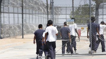 Inmigrantes en el Centro de Detención de Adelanto.