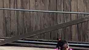 Un policía juega con una niñas para que le pierdan el miedo.