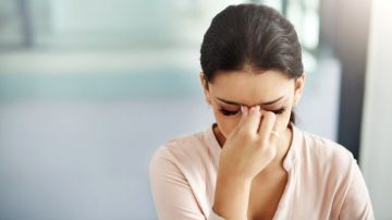 Las mujeres suelen sufrir más dolores de cabeza que los hombres por cambios en sus niveles hormonales, generalmente relacionados con el ciclo menstrual.