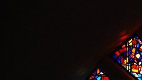 El vitral en espiral de la Capilla de Acción de representa la secuencia de Fibonacci.