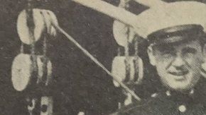 Esta foto, que aparece en una revista militar de 1950, es sorprendentemente semejante al meme del "novio distraído".