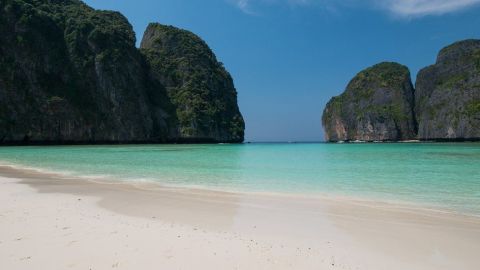 Así luce en soledad la playa de Maya Bay.