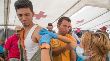 En Perú, el Ministerio de Salud ha instalado puestos para vacunar a los venezolanos.