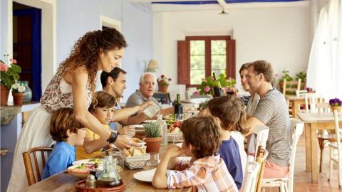 La dieta mediterránea sumada al aceite de oliva extravirgen y los frutos secos contribuyen en buena medida a que España ocupe el primer puesto, dice el informe.
